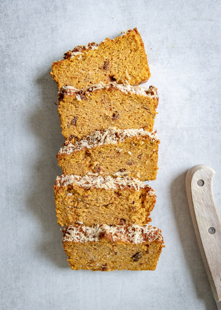 Hartig pompoenbrood met parmezaanse kaas, zongedroogde tomaatjes